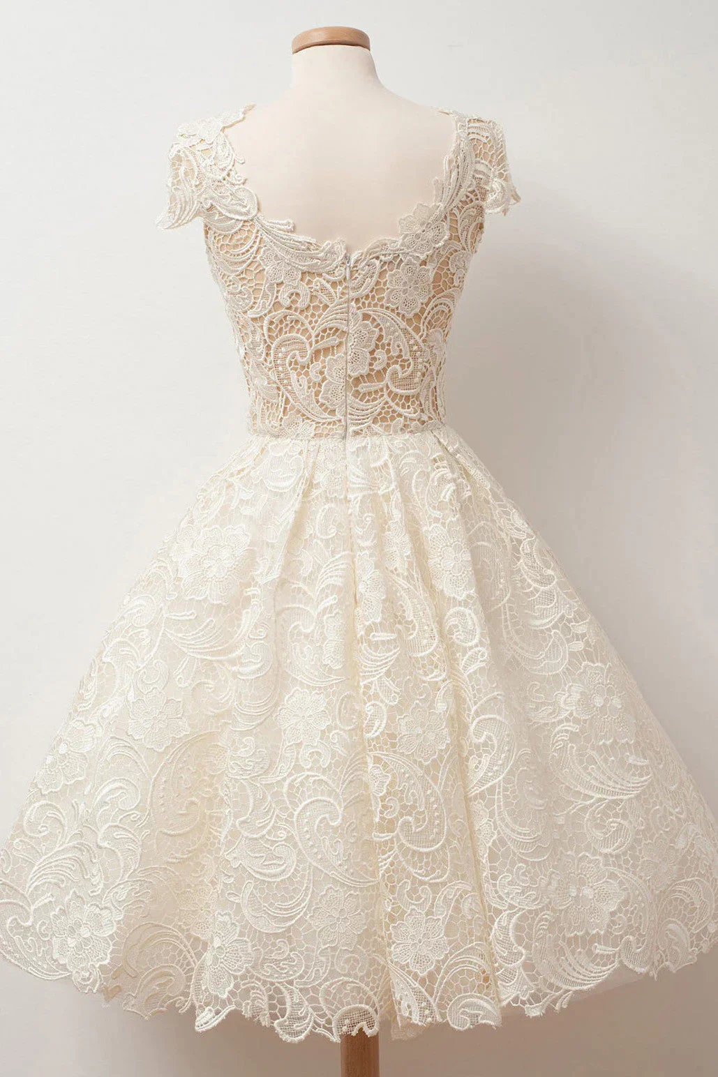 A-line Scoop Lace Short Prom Dresses Cap Sleeves Homecoming Dresses - Image 2