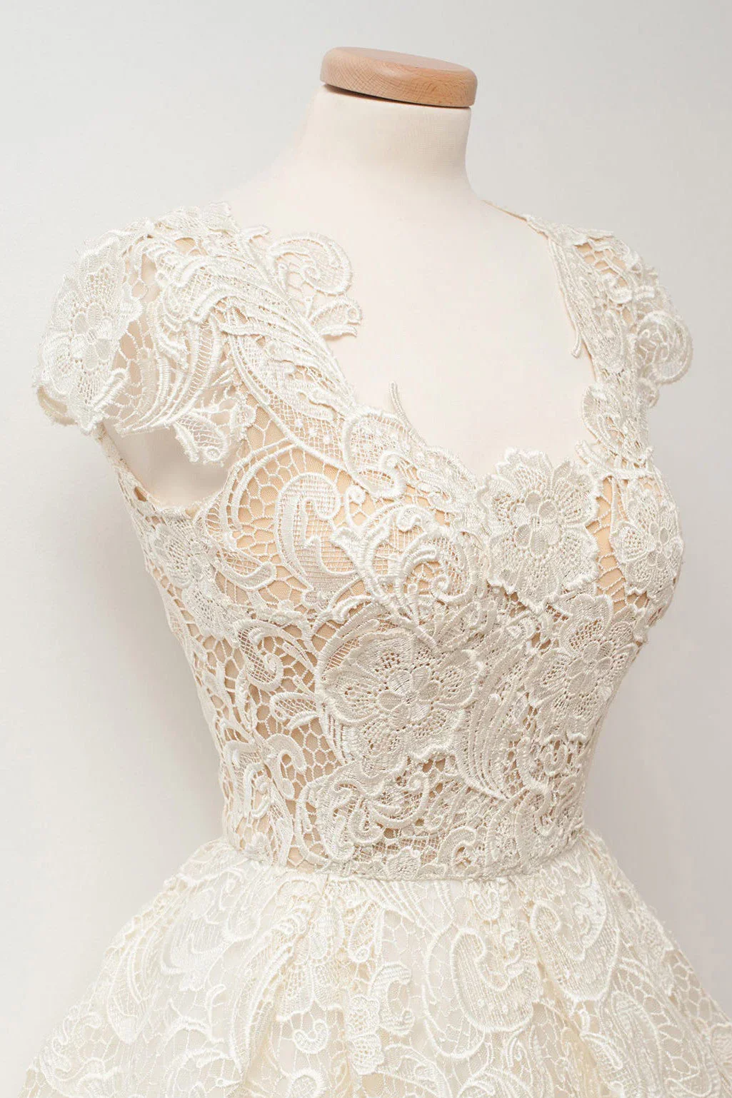 A-line Scoop Lace Short Prom Dresses Cap Sleeves Homecoming Dresses - Image 3