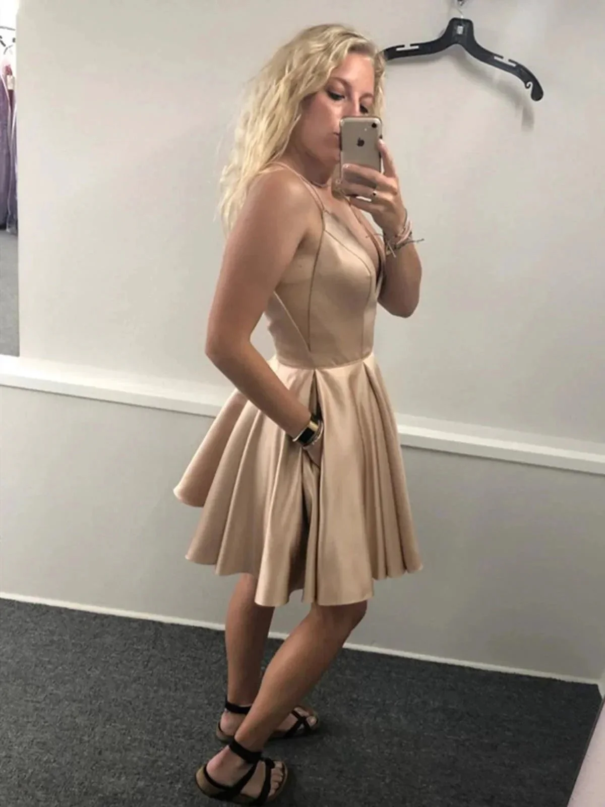 A-line V Neck Satin Short Prom Dresses with Pockets Champagne Homecoming Dresses - Image 2