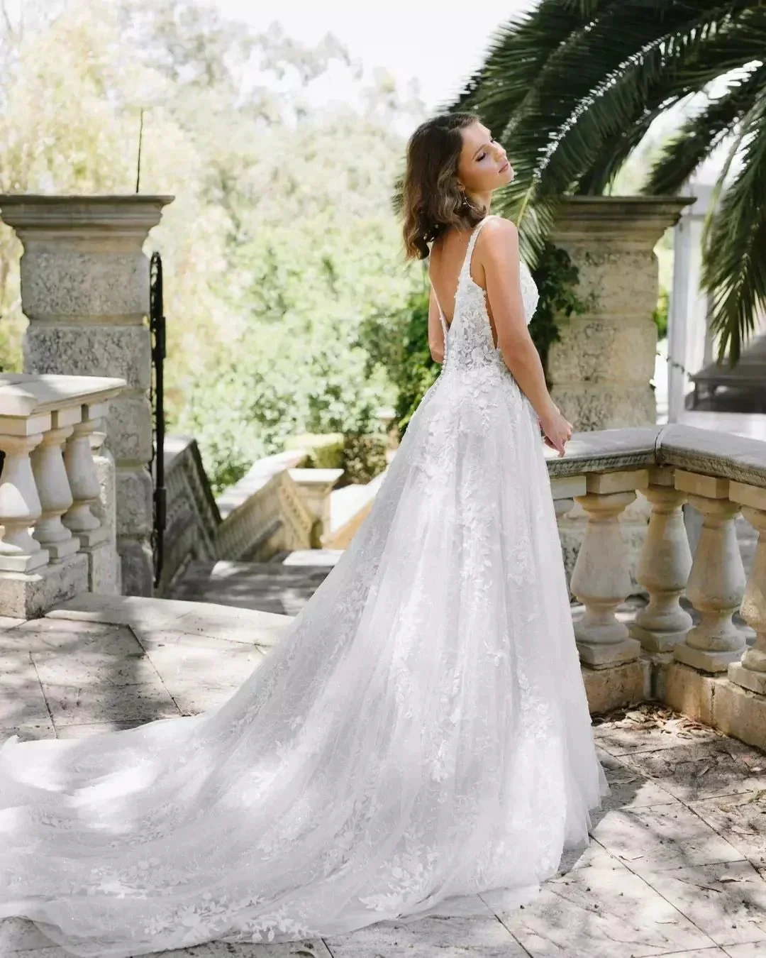 Beautiful A-Line Lace Scoop Sleeveless White Long Wedding Dress With Appliques - Image 2
