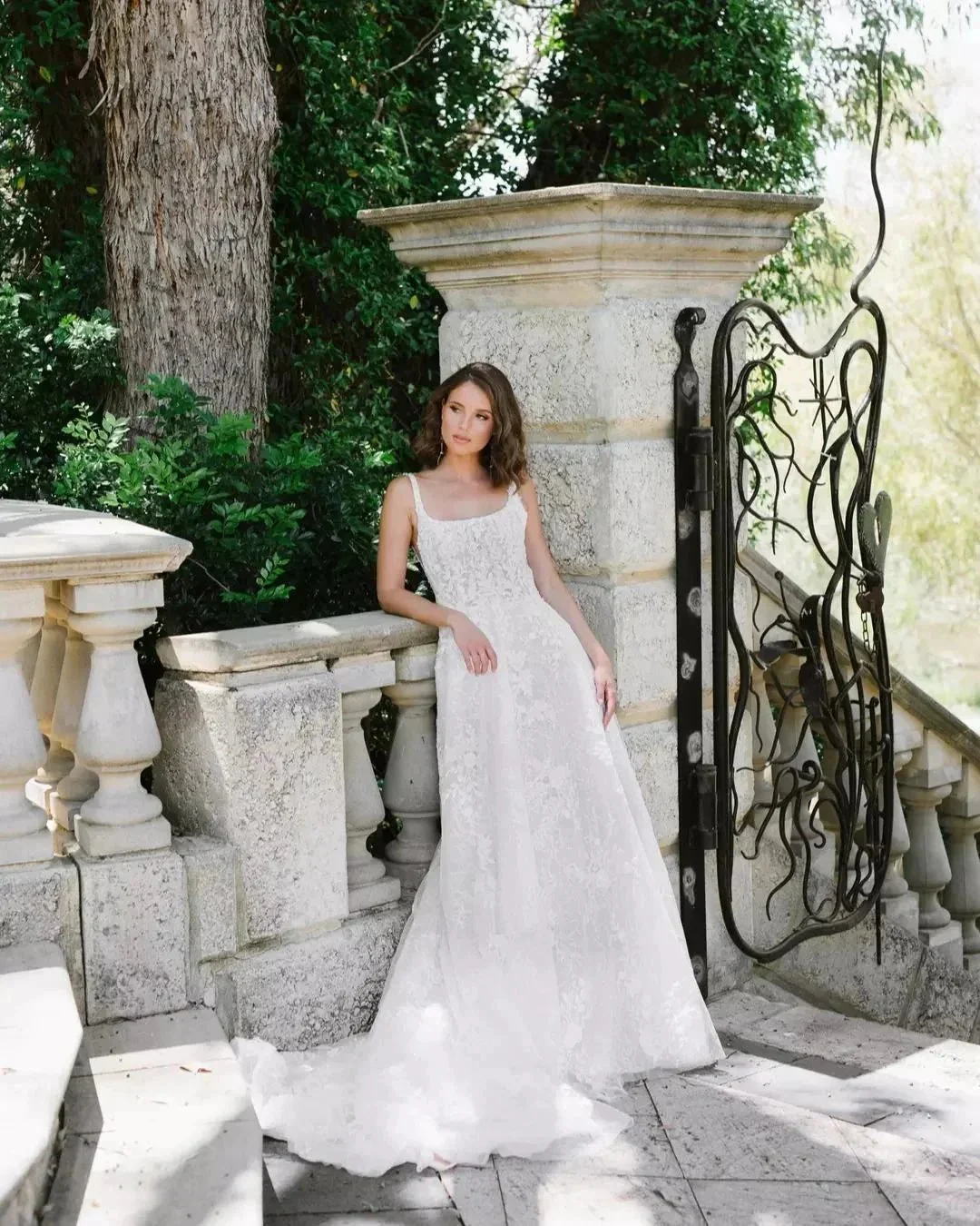 Beautiful A-Line Lace Scoop Sleeveless White Long Wedding Dress With Appliques - Image 3