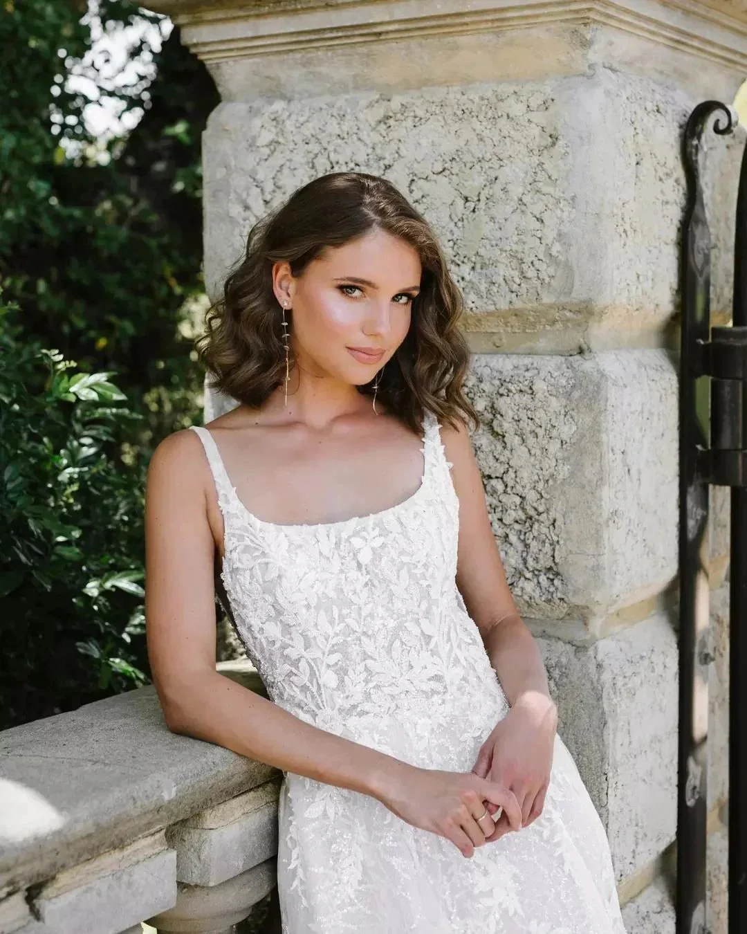 Beautiful A-Line Lace Scoop Sleeveless White Long Wedding Dress With Appliques - Image 4