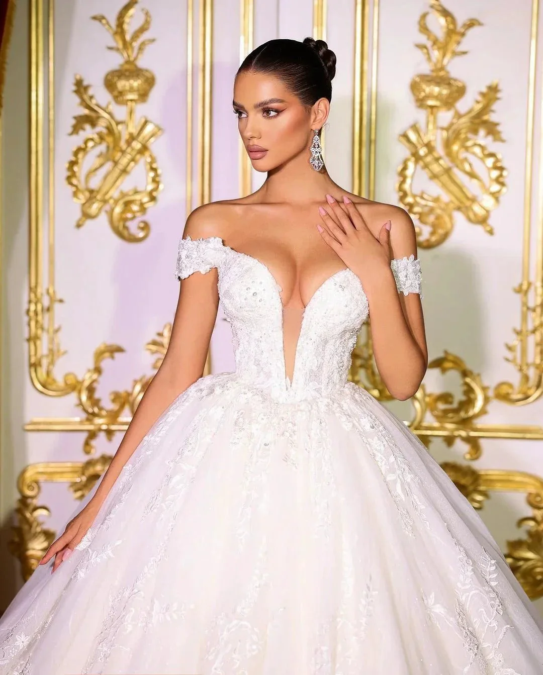Beautiful Long A-line Off-the-shoulder V-neck Appliques Wedding Dress - Image 3
