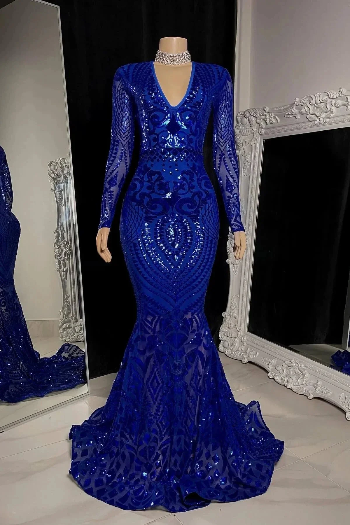 Beautiful Long Mermaid V-neck Prom Dress With Long Sleeves - Image 3