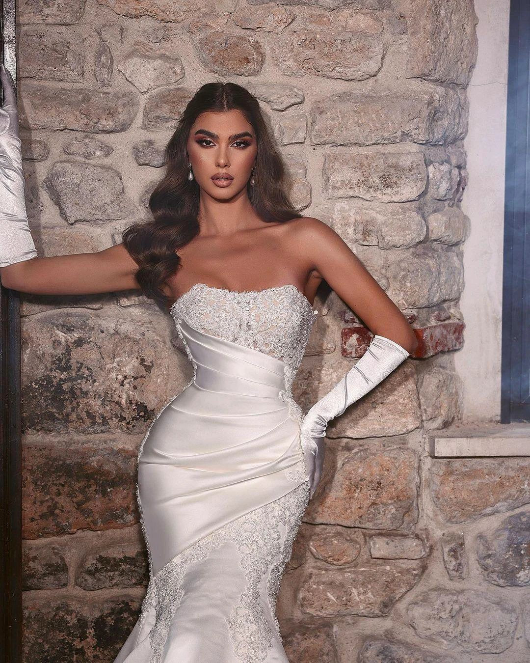 Beautiful Long Mermaid White Lace Sleeveless Wedding Dress With Appliques - Image 2