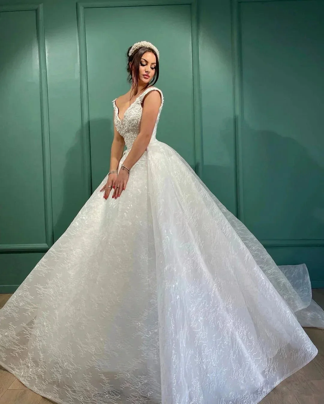 Beautiful Long White A-line V-neck Lace Sleeveless Wedding Dress - Image 4