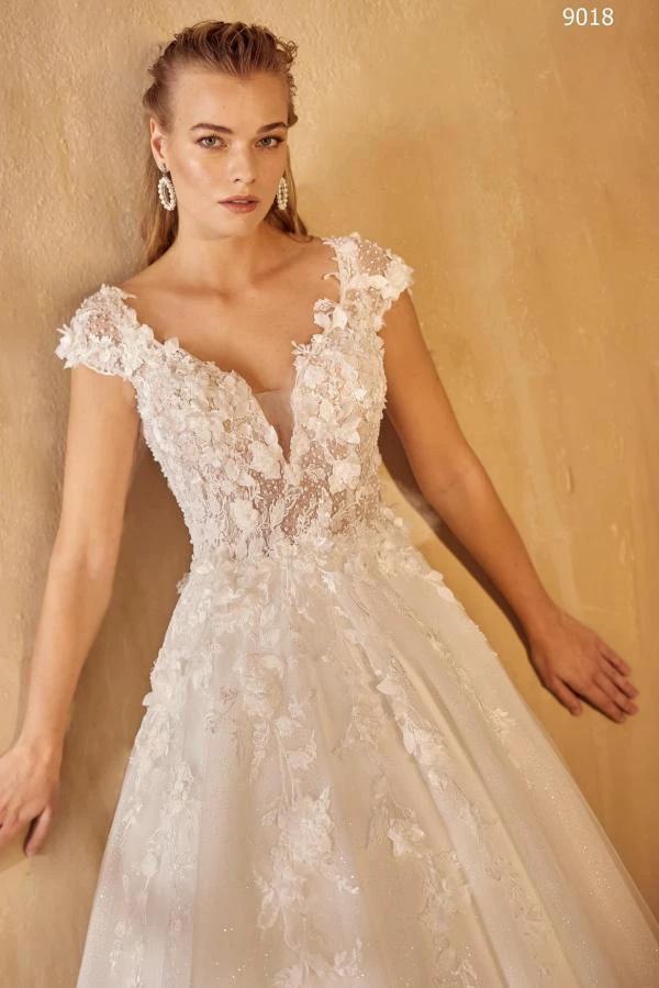 Beautiful V-neck Long A-line Lace Tulle Sleeveless Wedding Dresses - Image 3
