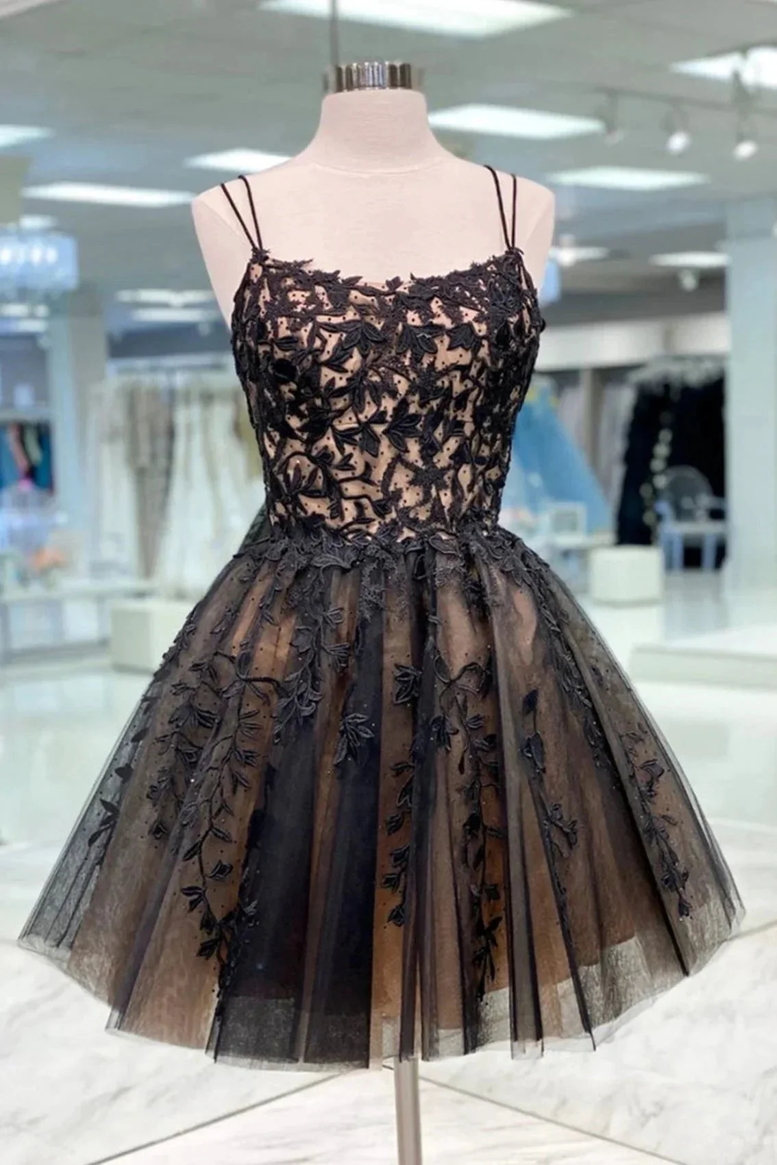 Black Spaghetti Straps Appliques Tulle Short Homecoming Dresses - Image 2