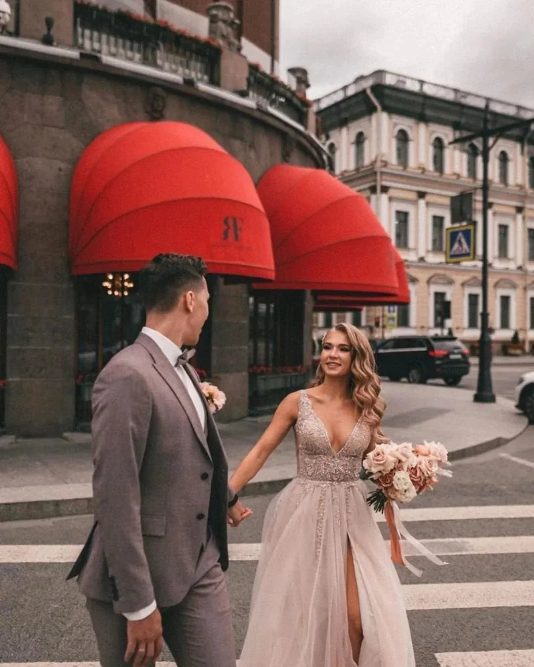 Boho Long A-line V-neck Tulle Appliques Lace Wedding Dress with Slit - Image 3