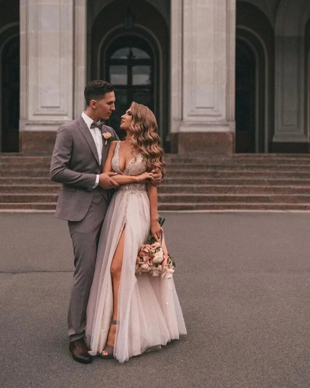 Boho Long A-line V-neck Tulle Appliques Lace Wedding Dress with Slit - Image 6