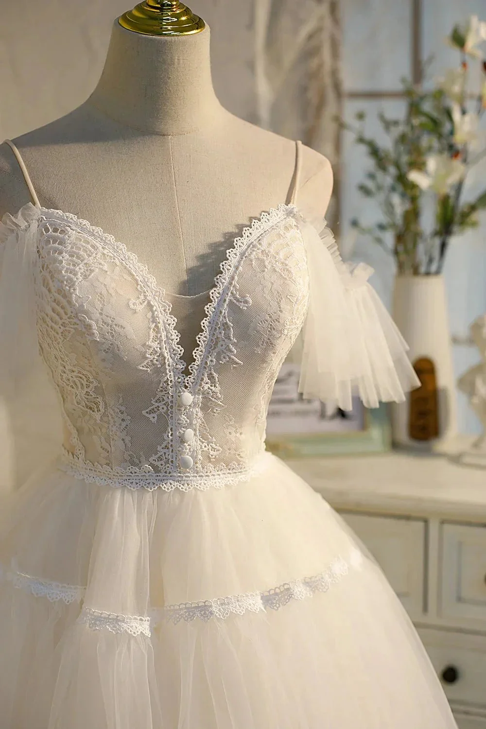 Champagne V Neck Spaghetti Straps Tulle Princess Homecoming Dresses - Image 4