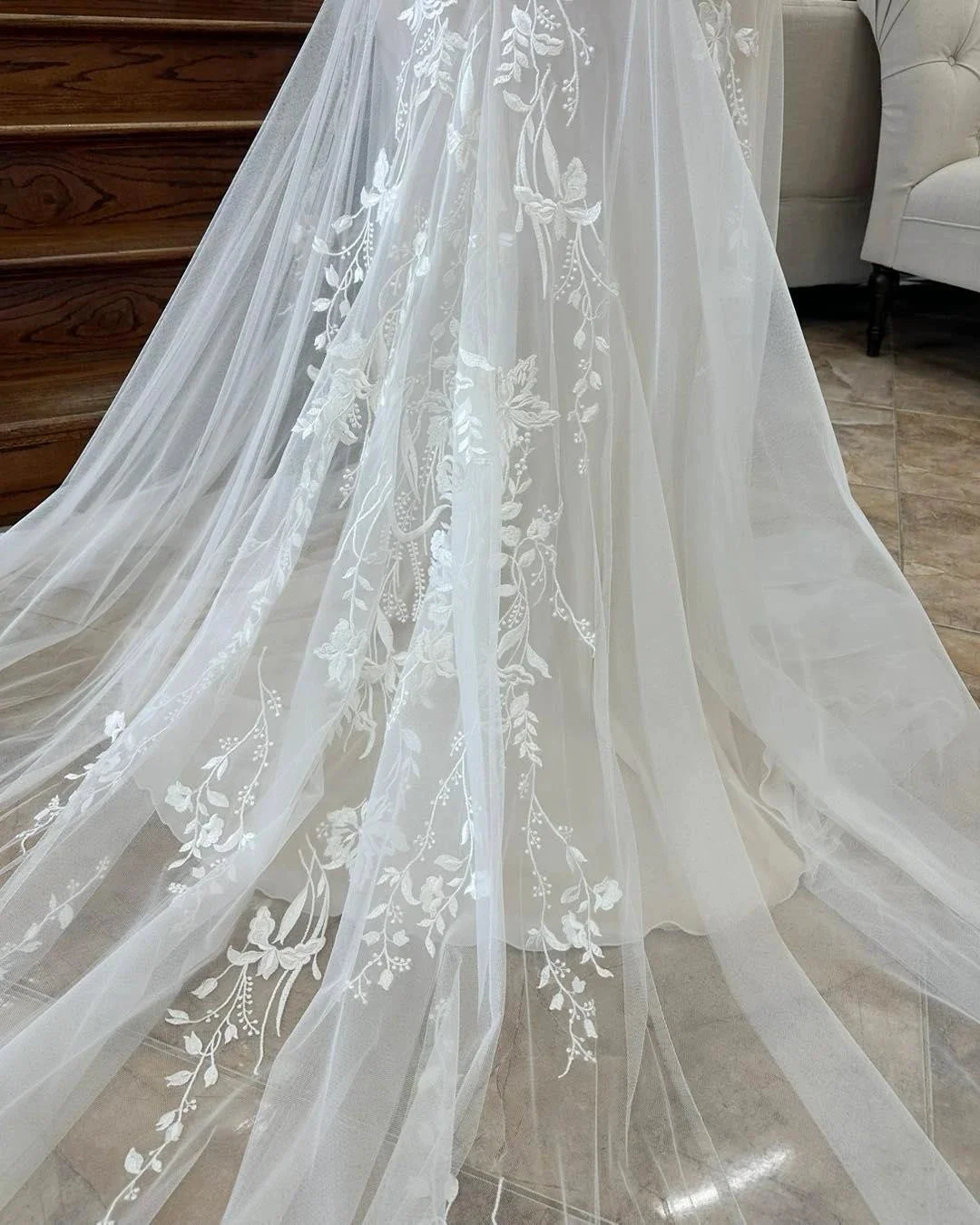 Charming A-line V-neck Sleeveless Appliques Lace Train Wedding Dress - Image 3