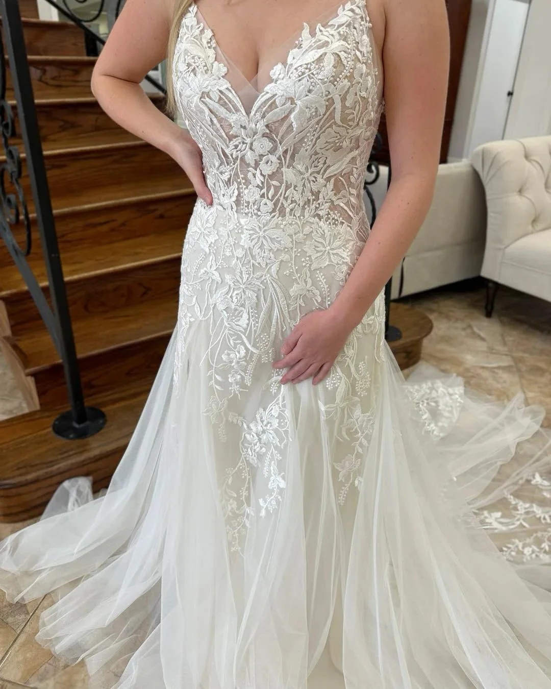 Charming A-line V-neck Sleeveless Appliques Lace Train Wedding Dress - Image 5