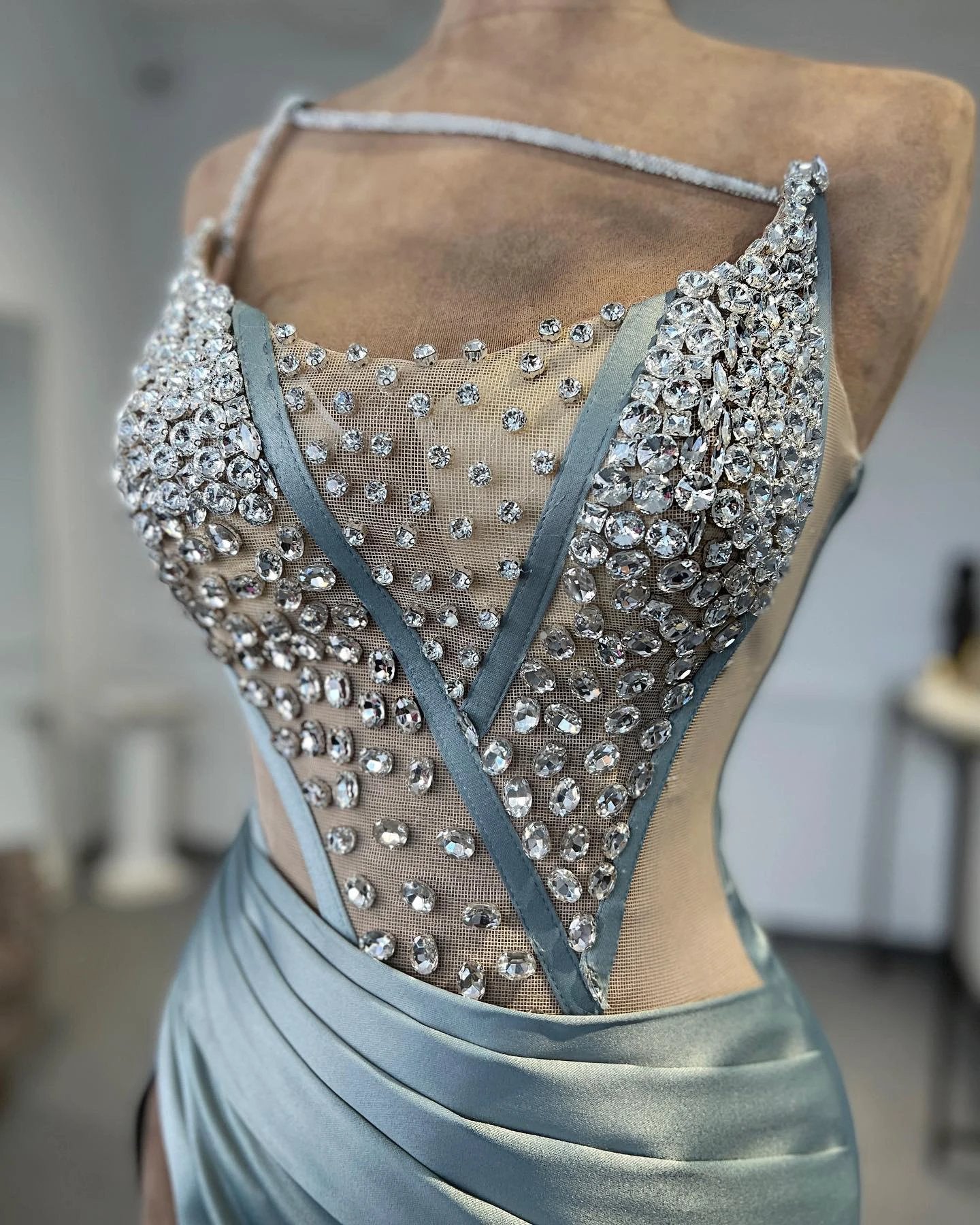 Charming Column One Shoulder Sleeveless Rhinestone Tulle Satin Split Front Prom Dress Beautiful Woman - Image 2