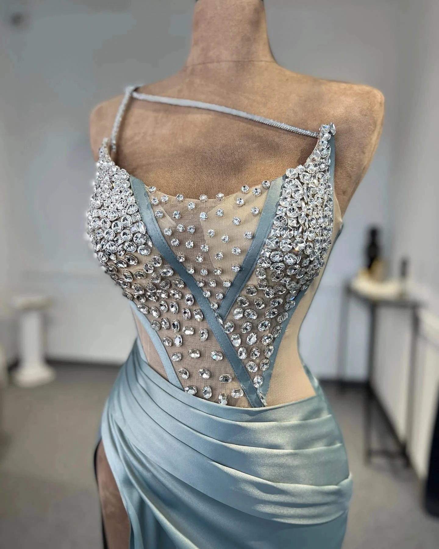 Charming Column One Shoulder Sleeveless Rhinestone Tulle Satin Split Front Prom Dress Beautiful Woman - Image 3