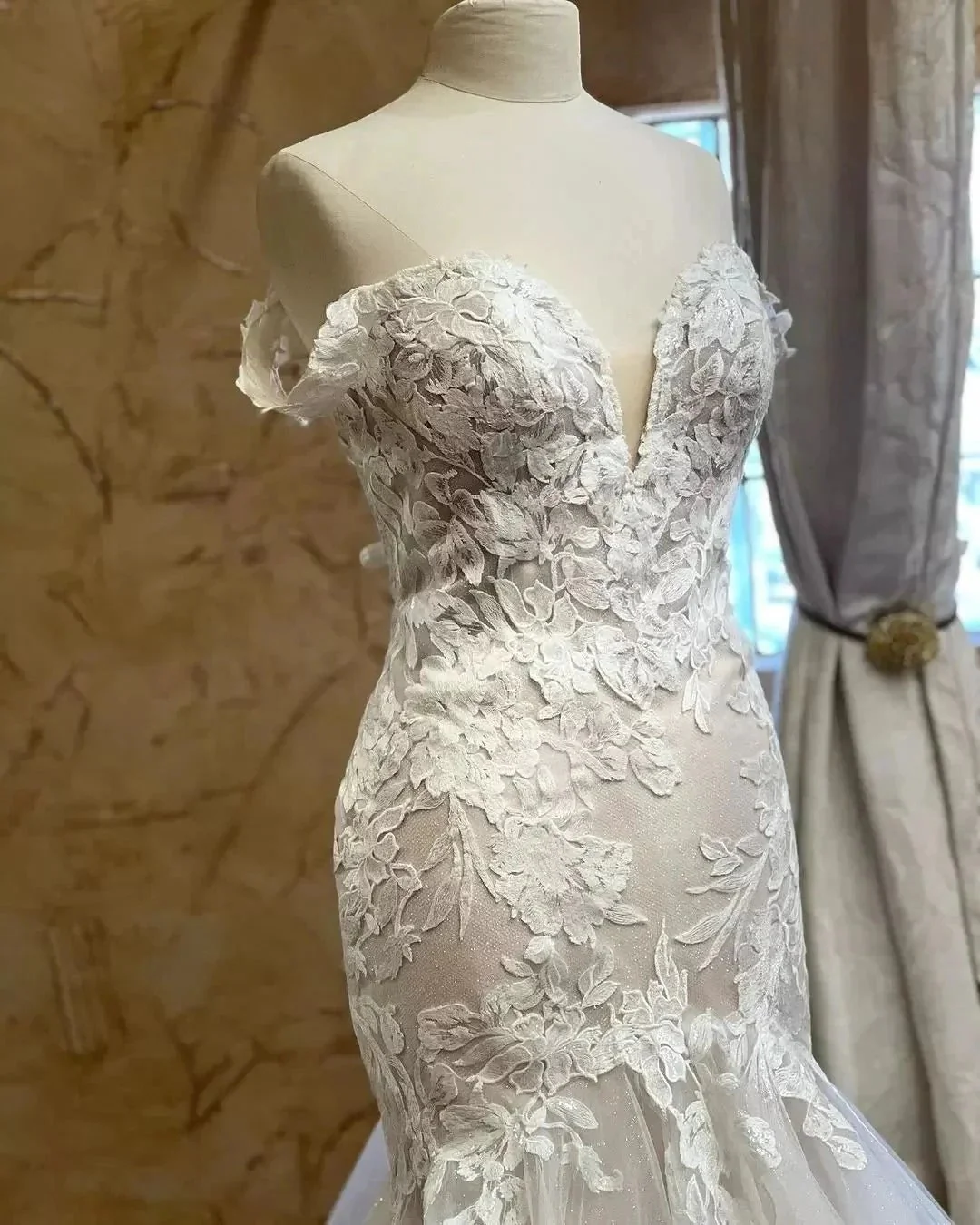 Charming Mermaid Lace V-Neck Sleeveless White Wedding Dresses With Appliques - Image 2