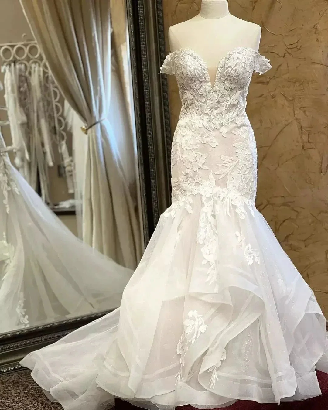 Charming Mermaid Lace V-Neck Sleeveless White Wedding Dresses With Appliques - Image 3