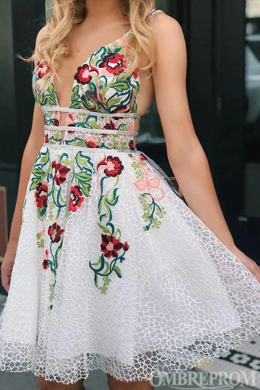 Charming V Neck Lace Short Prom Dresses with Embroidery - Image 5