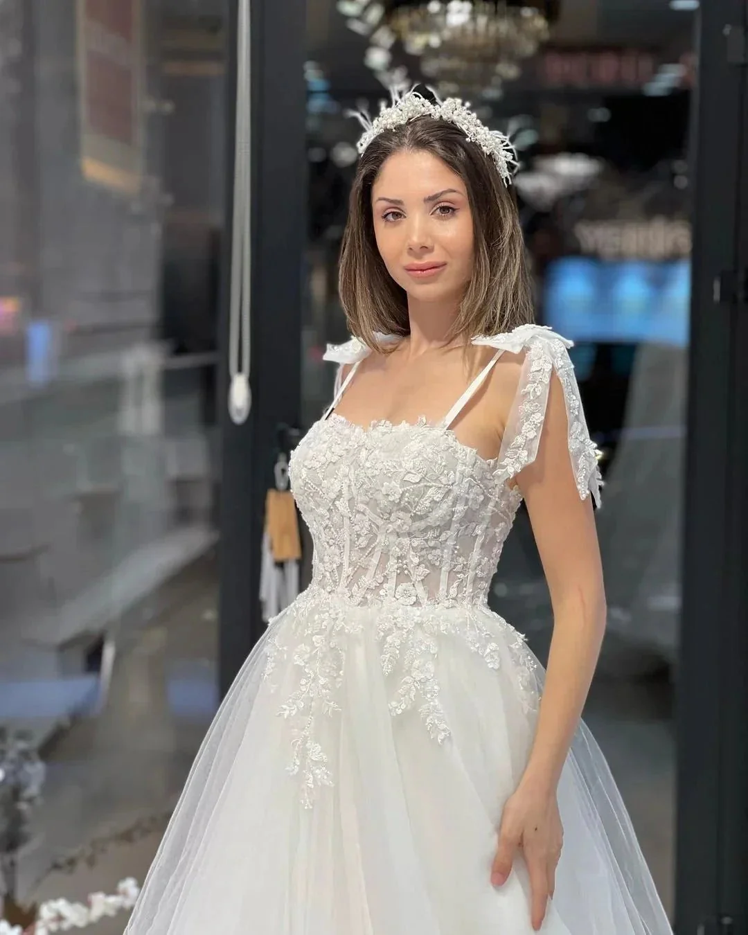 Chic Floor Length Sweetheart Sleeveless A-Line Tulle Wedding Dress with Appliques - Image 2