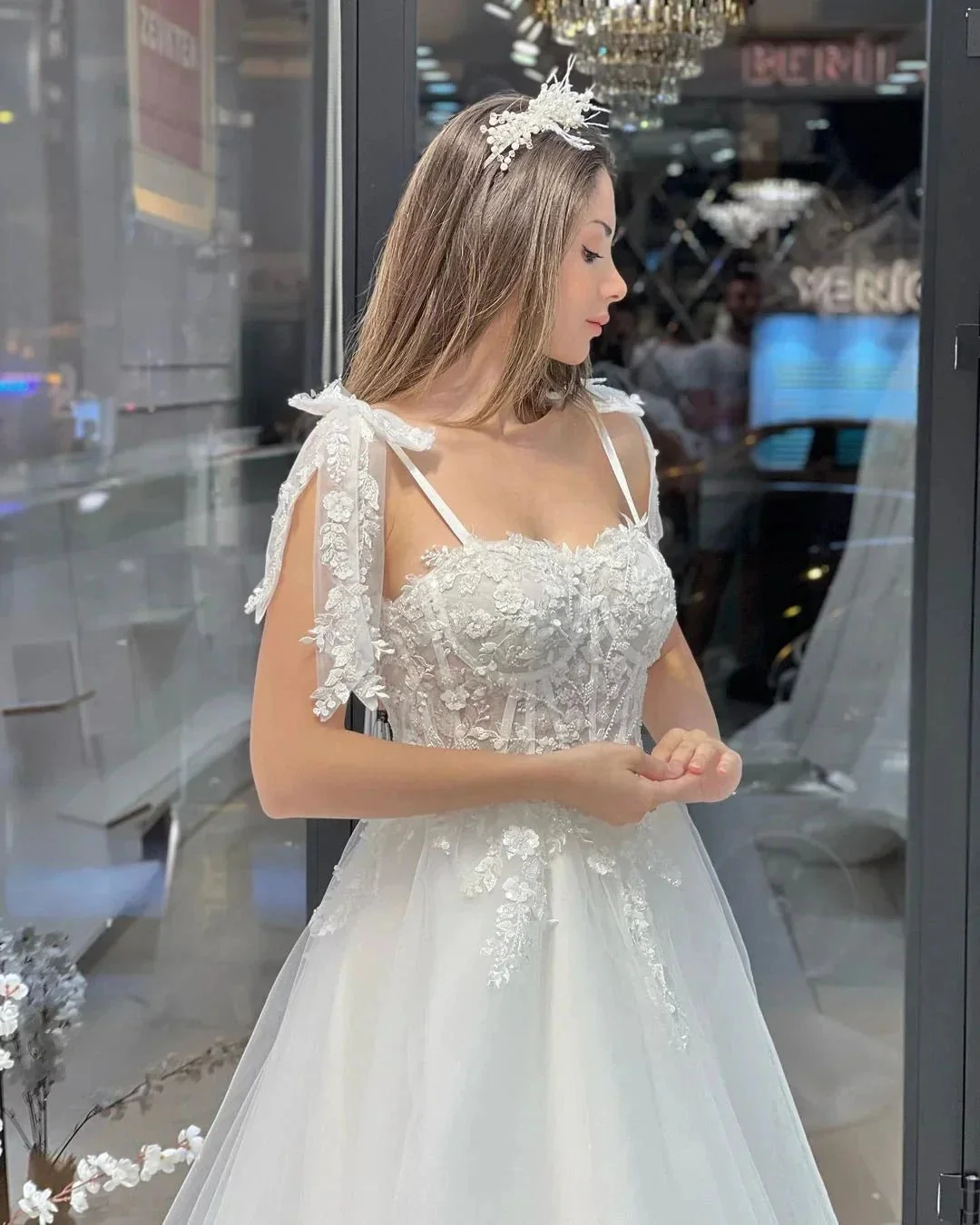 Chic Floor Length Sweetheart Sleeveless A-Line Tulle Wedding Dress with Appliques - Image 3