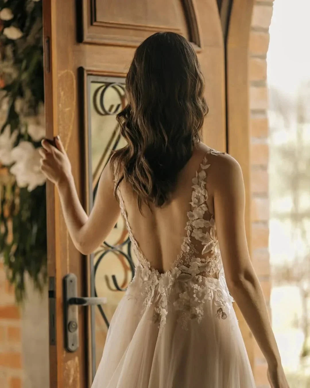 Chic Long A-line Sleeveless Flowers Backless Wedding Dress With Lace - Image 3