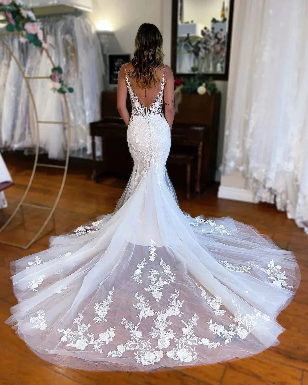 Chic Long Mermaid V-neck Sleeveless Lace Wedding Dress - Image 2