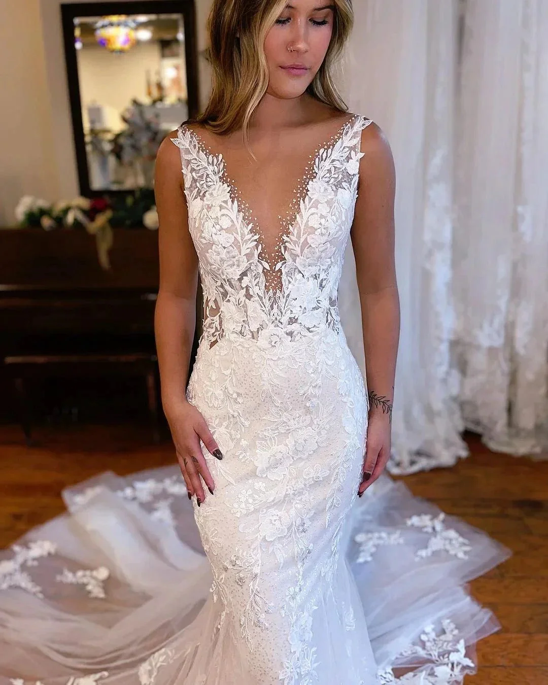 Chic Long Mermaid V-neck Sleeveless Lace Wedding Dress - Image 3