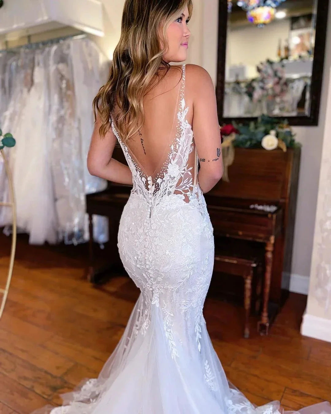 Chic Long Mermaid V-neck Sleeveless Lace Wedding Dress - Image 4