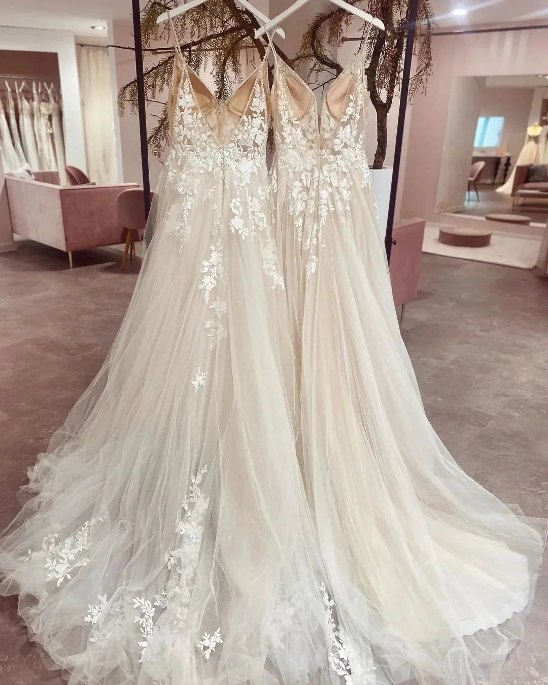 Chic Long Spaghetti Straps V-neck A-Line Tulle Wedding Dress With Appliques Lace - Image 2