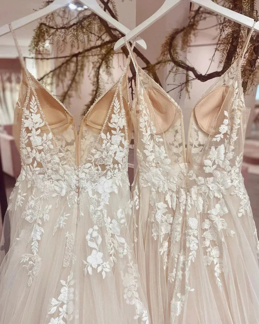 Chic Long Spaghetti Straps V-neck A-Line Tulle Wedding Dress With Appliques Lace - Image 3