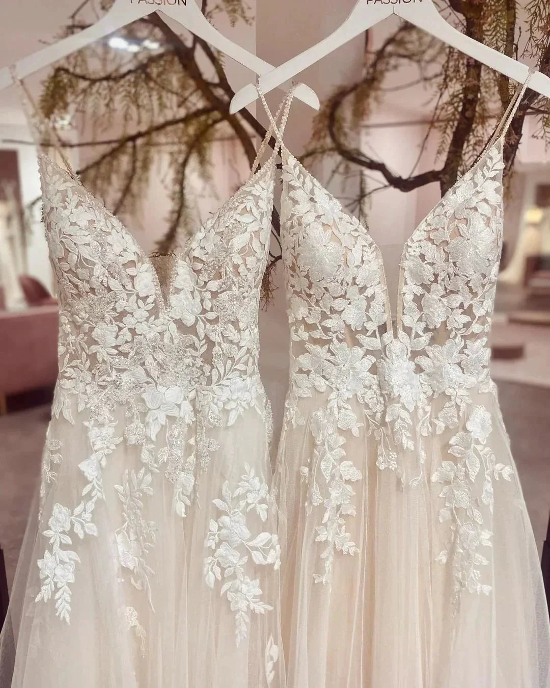 Chic Long Spaghetti Straps V-neck A-Line Tulle Wedding Dress With Appliques Lace - Image 4