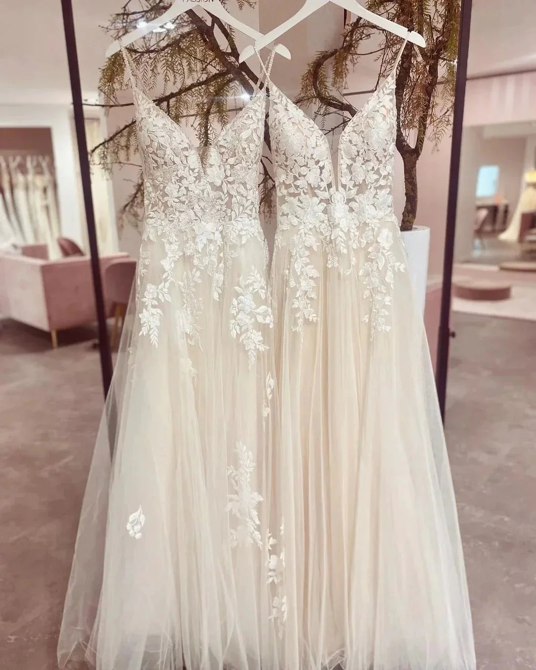 Chic Long Spaghetti Straps V-neck A-Line Tulle Wedding Dress With Appliques Lace - Image 5