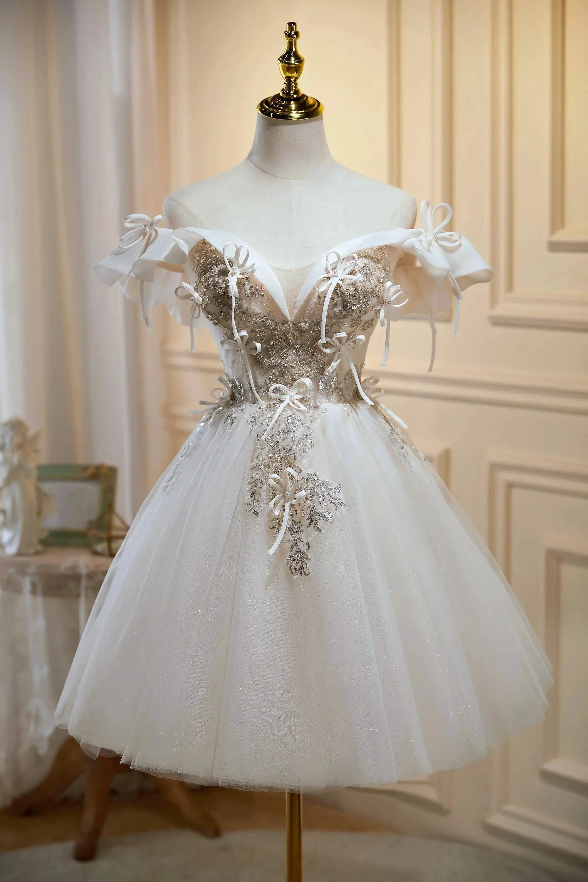 Chic Off The Shoulder V Neck Tulle Short Homecoming Dresses - Image 2