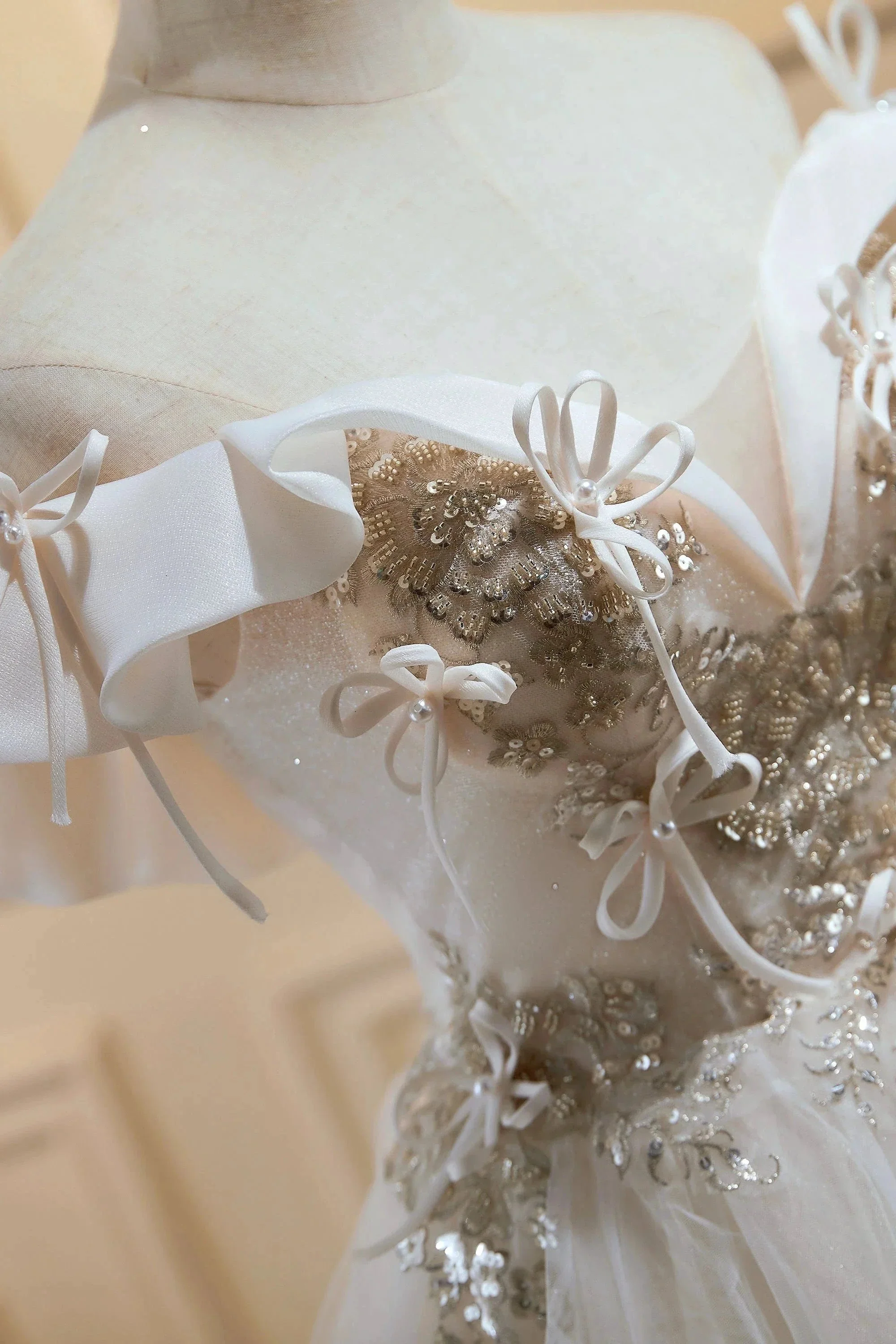 Chic Off The Shoulder V Neck Tulle Short Homecoming Dresses - Image 5