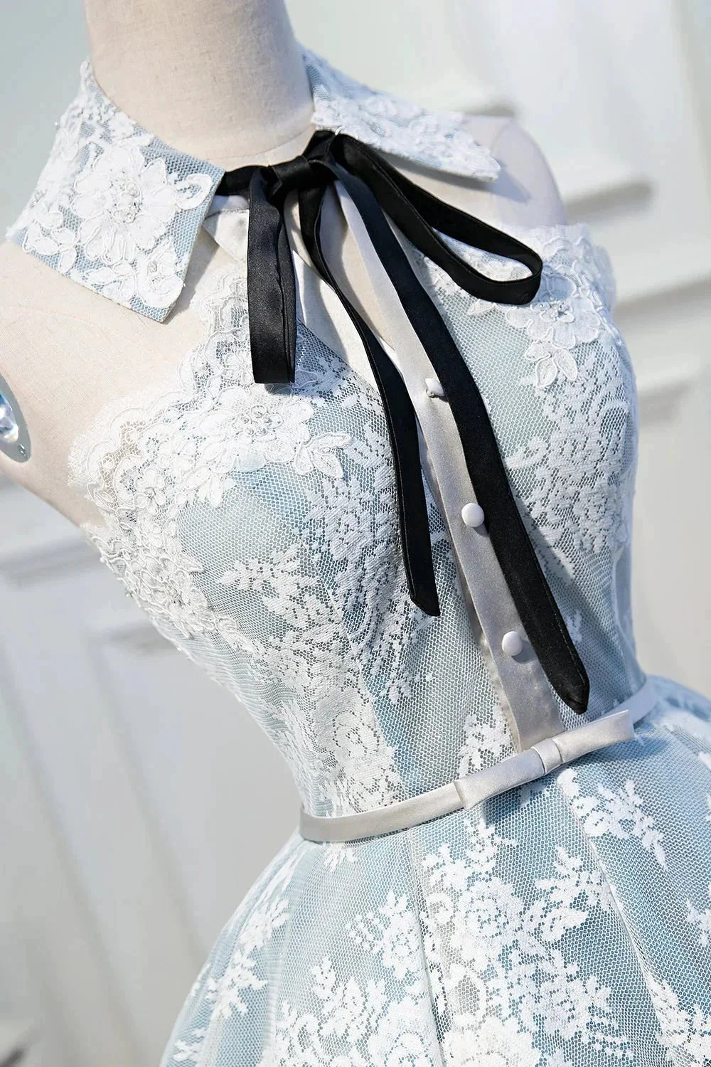 Cute Halter Homecoming Dresses with Lace Appliques - Image 5