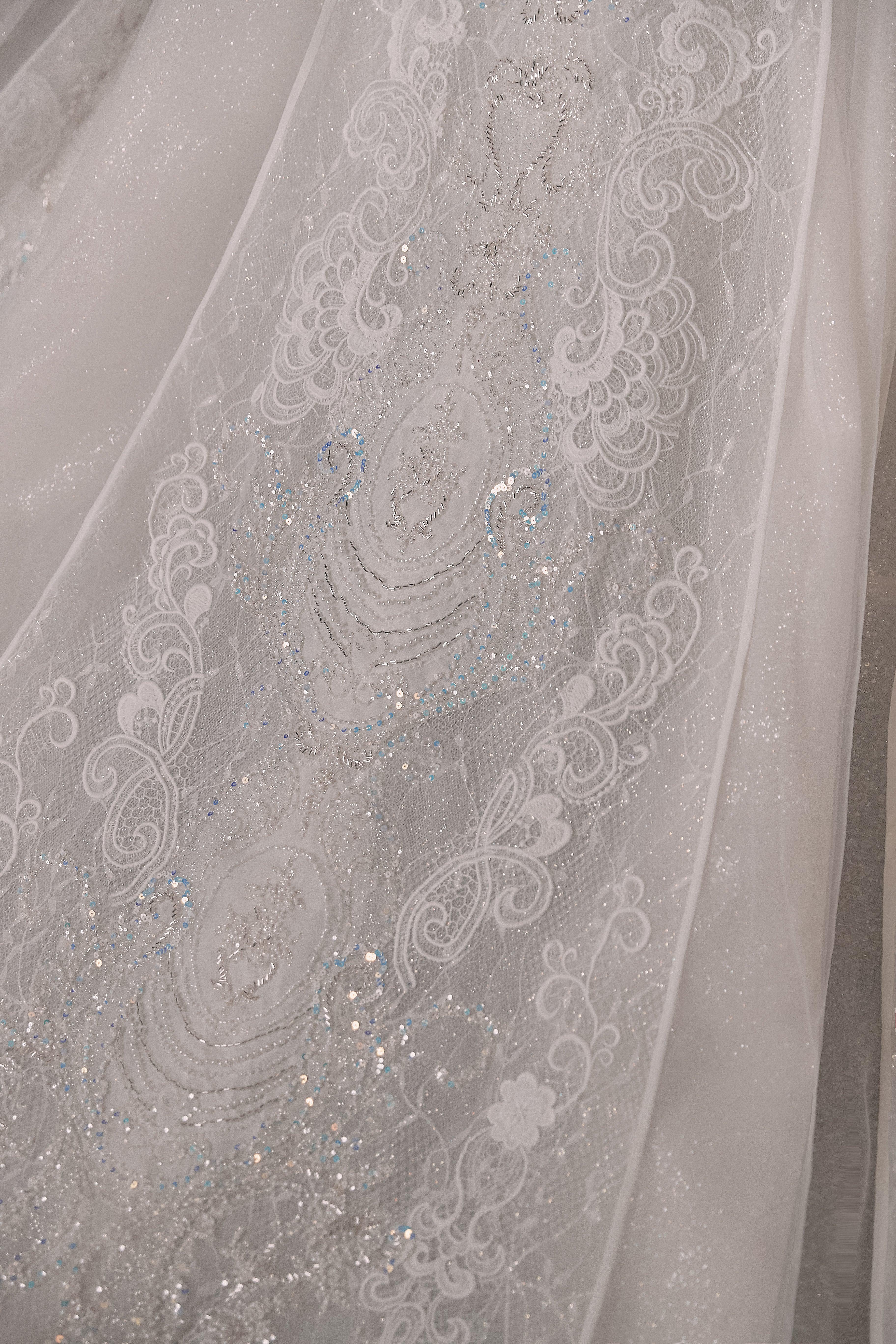 Luxurious Off-the-Shoulder Ball Gown Sweetheart Neckline Feather Trim Beaded Lace Wedding Dress with Glitter Train E-306 - Image 11