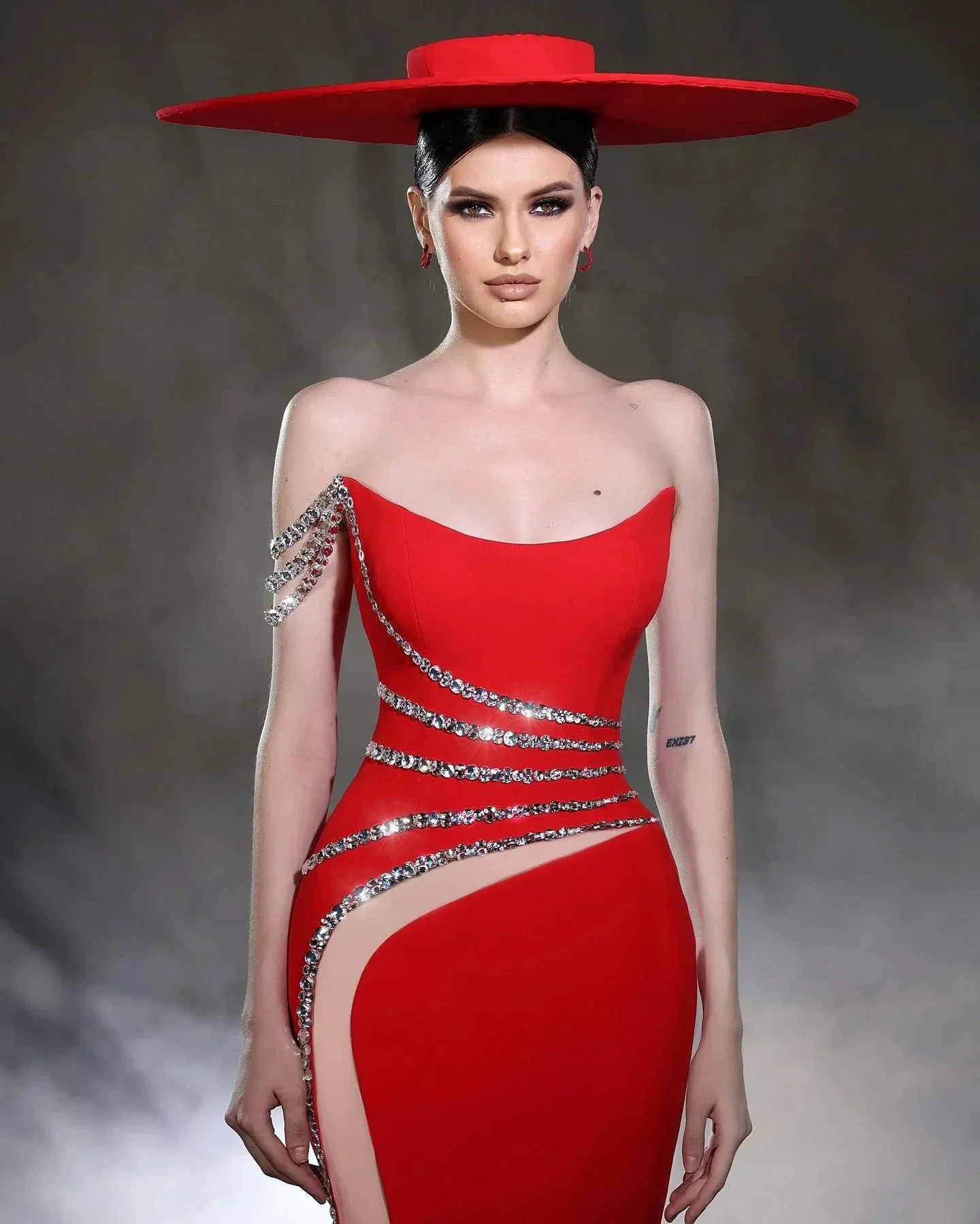 Designer Column Tulle Satin One Shoulder Sleeveless Red Prom Dresses With Beading - Image 2