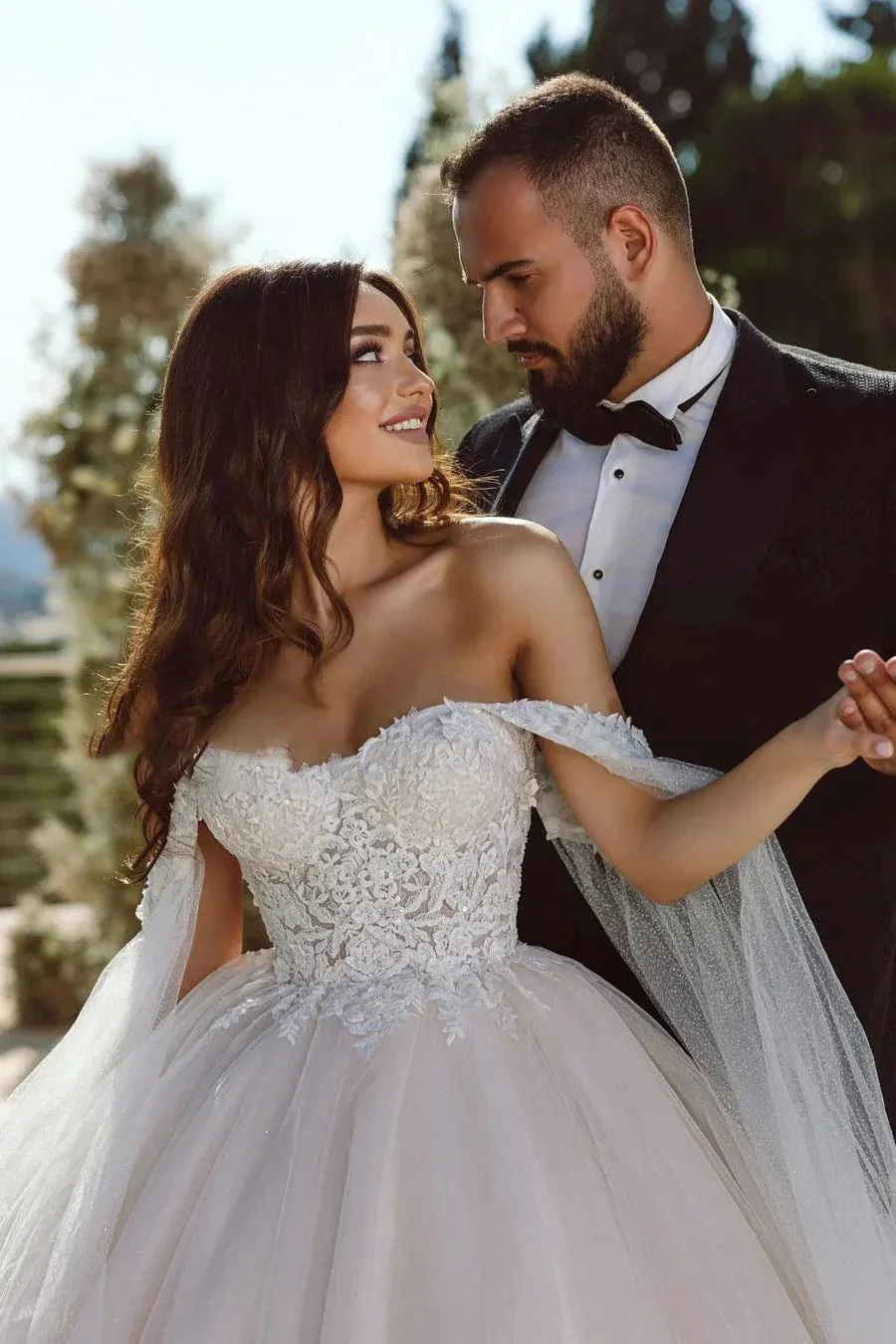 Elegant A-line Off-the-shoulder Tulle Lace Appliques Wedding Dress - Image 3