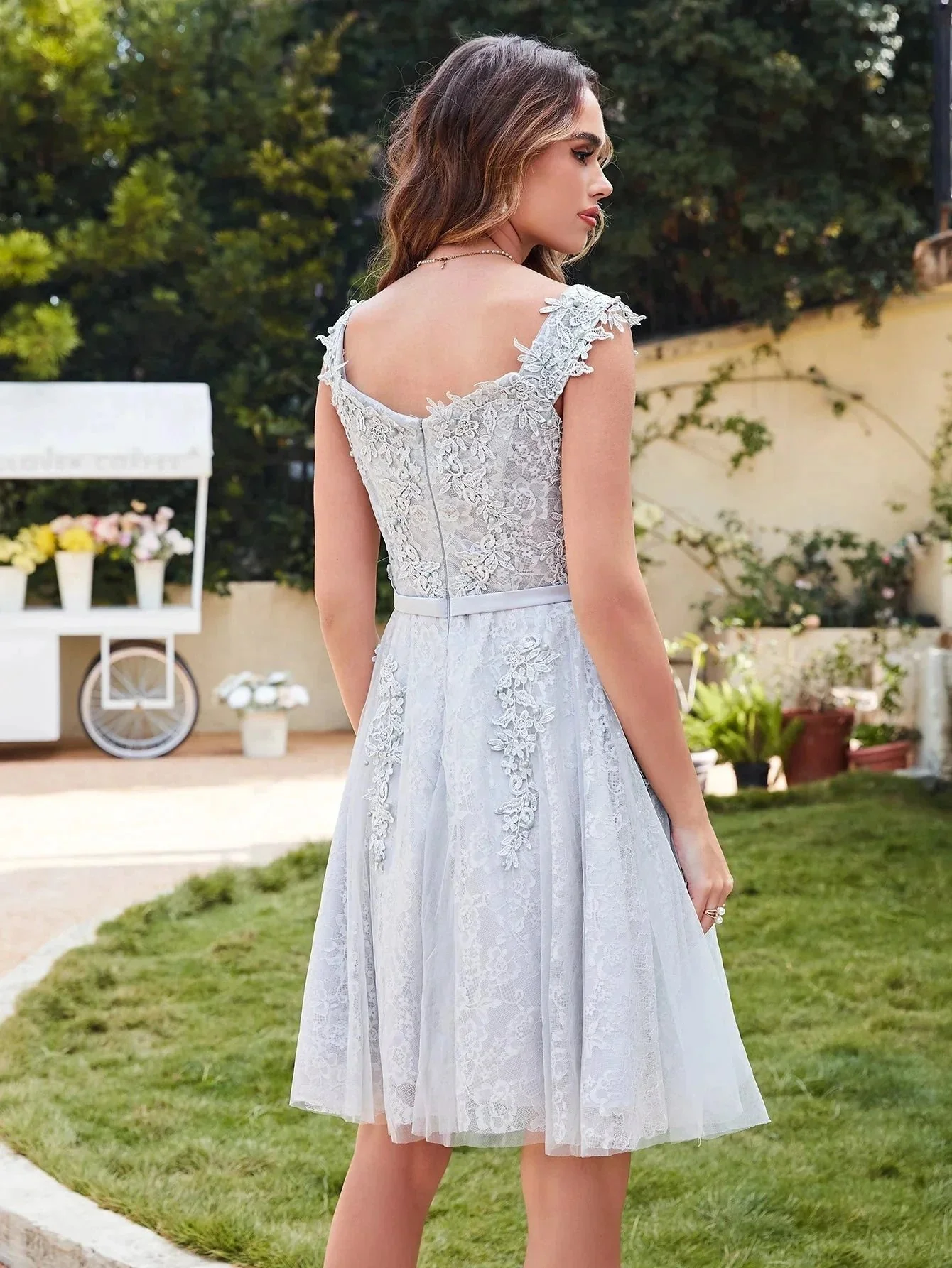 Elegant A-Line Scoop Sleeveless Lace Prom Dresses - Image 2