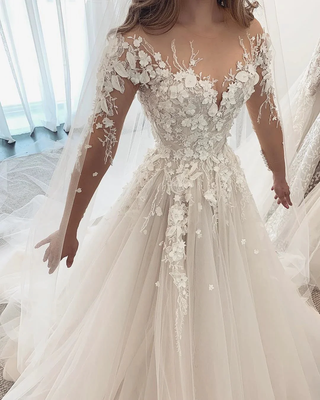 Elegant A-Line Sweetheart Long Sleeve Appliques Lace Tulle Wedding Dress - Image 2