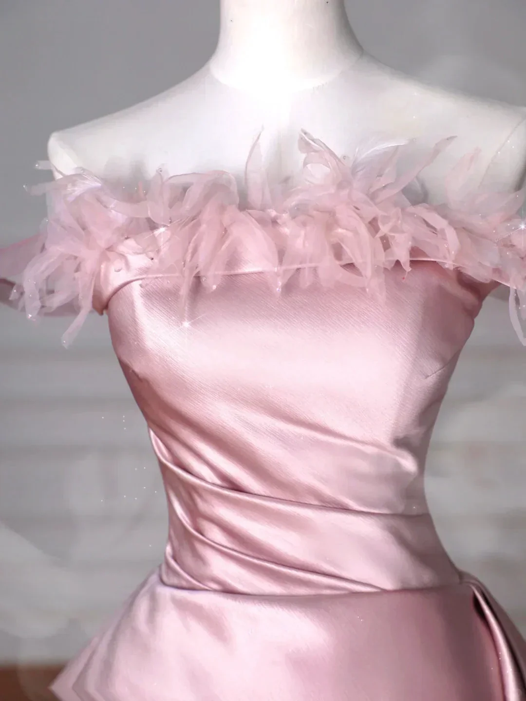 Elegant Feathers Neck Strapless Tulle Satin Ball Gown Pink A Line Prom Evening Dress Y8629 - Image 2
