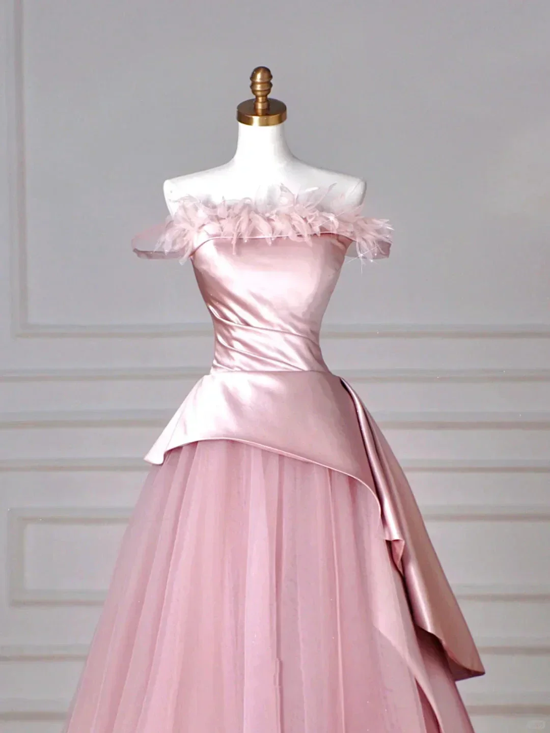 Elegant Feathers Neck Strapless Tulle Satin Ball Gown Pink A Line Prom Evening Dress Y8629 - Image 3