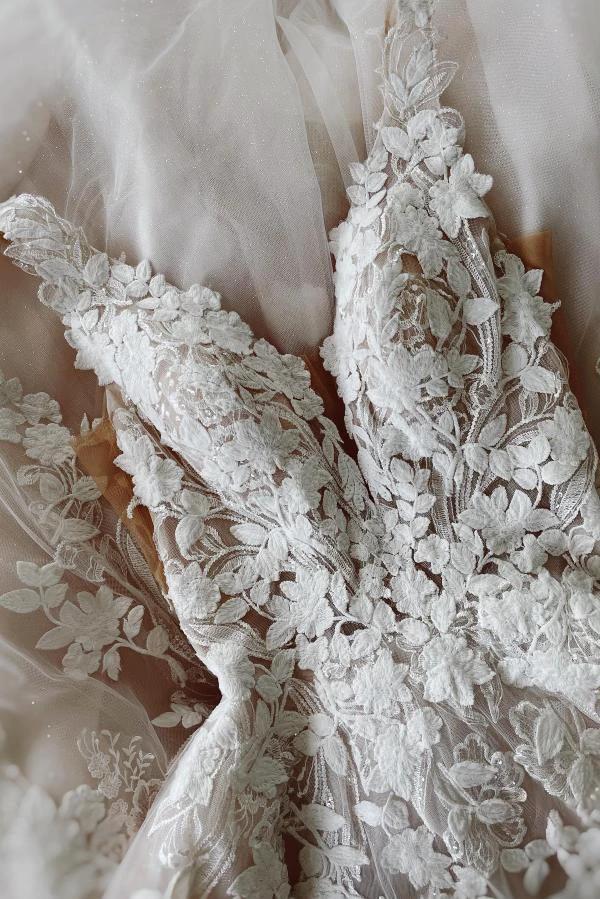 Elegant Floor length ivory lace princess wedding dress - Image 3
