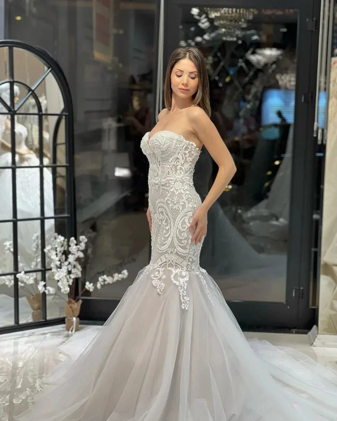 Elegant Floor Length Sweetheart Sleeveless Mermaid Lace Wedding Dress with Appliques - Image 2