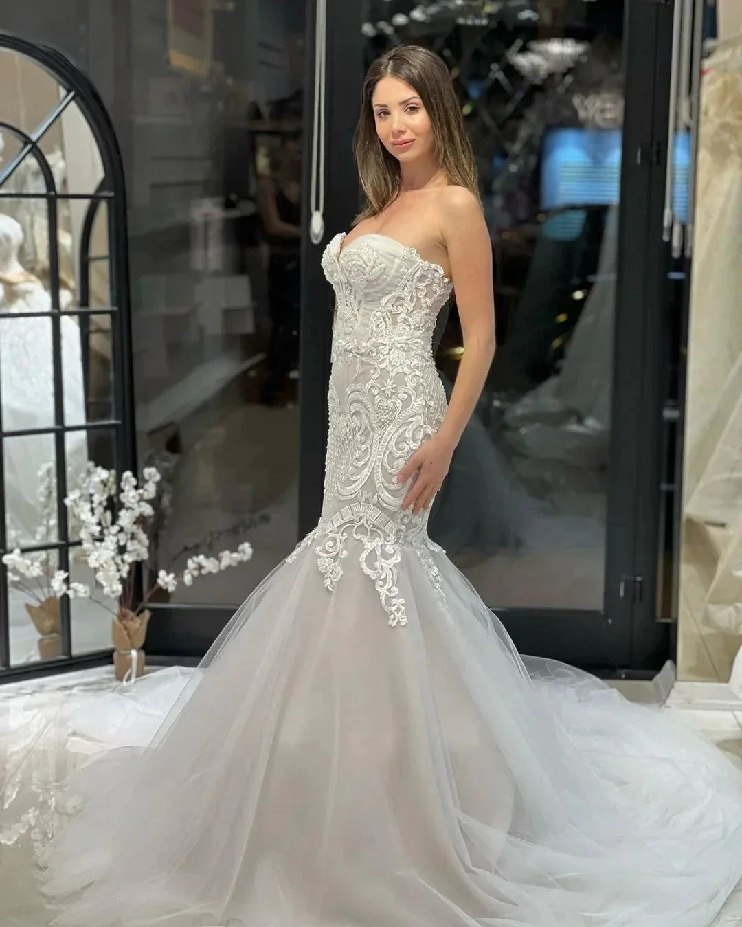 Elegant Floor Length Sweetheart Sleeveless Mermaid Lace Wedding Dress with Appliques - Image 4