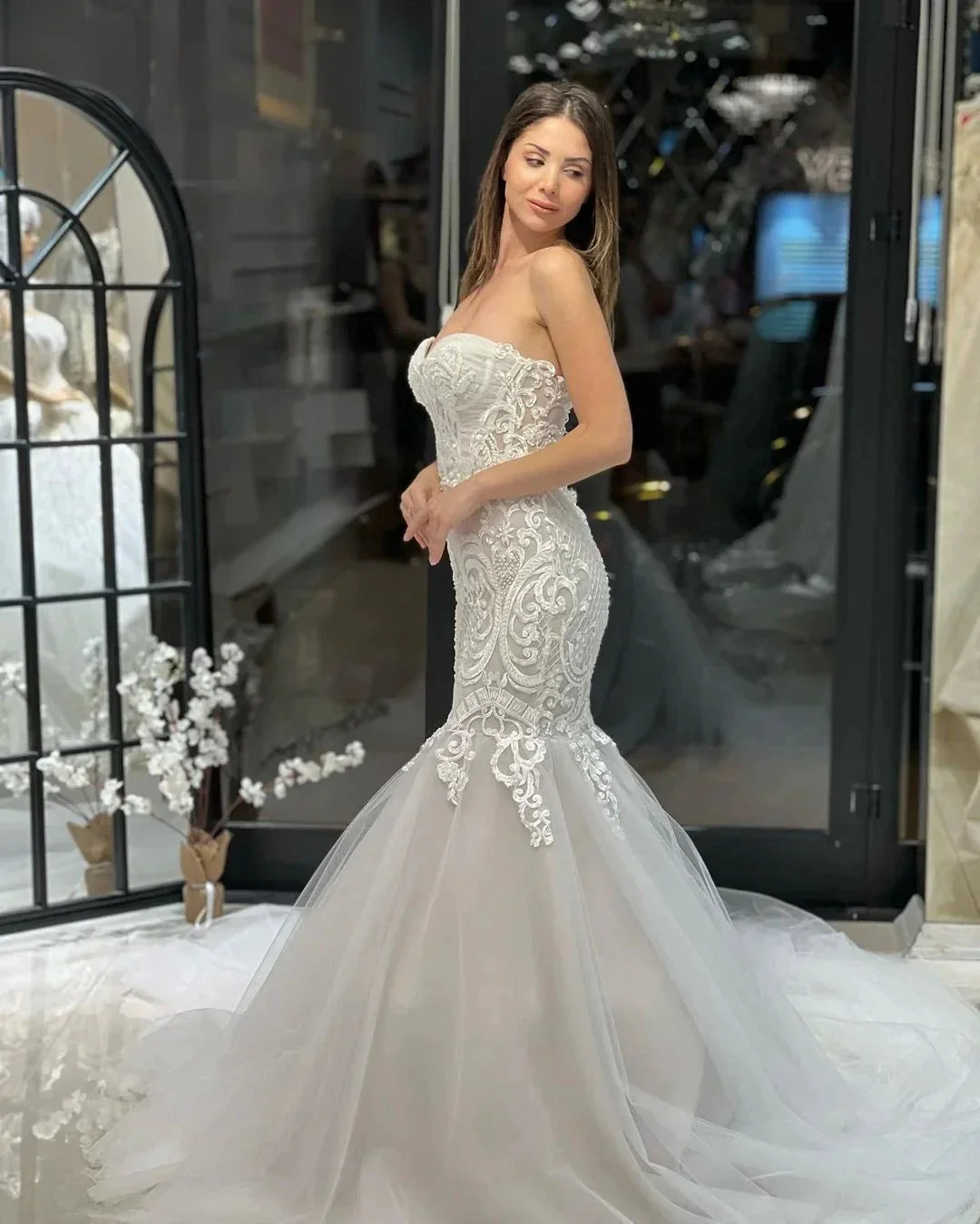Elegant Floor Length Sweetheart Sleeveless Mermaid Lace Wedding Dress with Appliques - Image 5