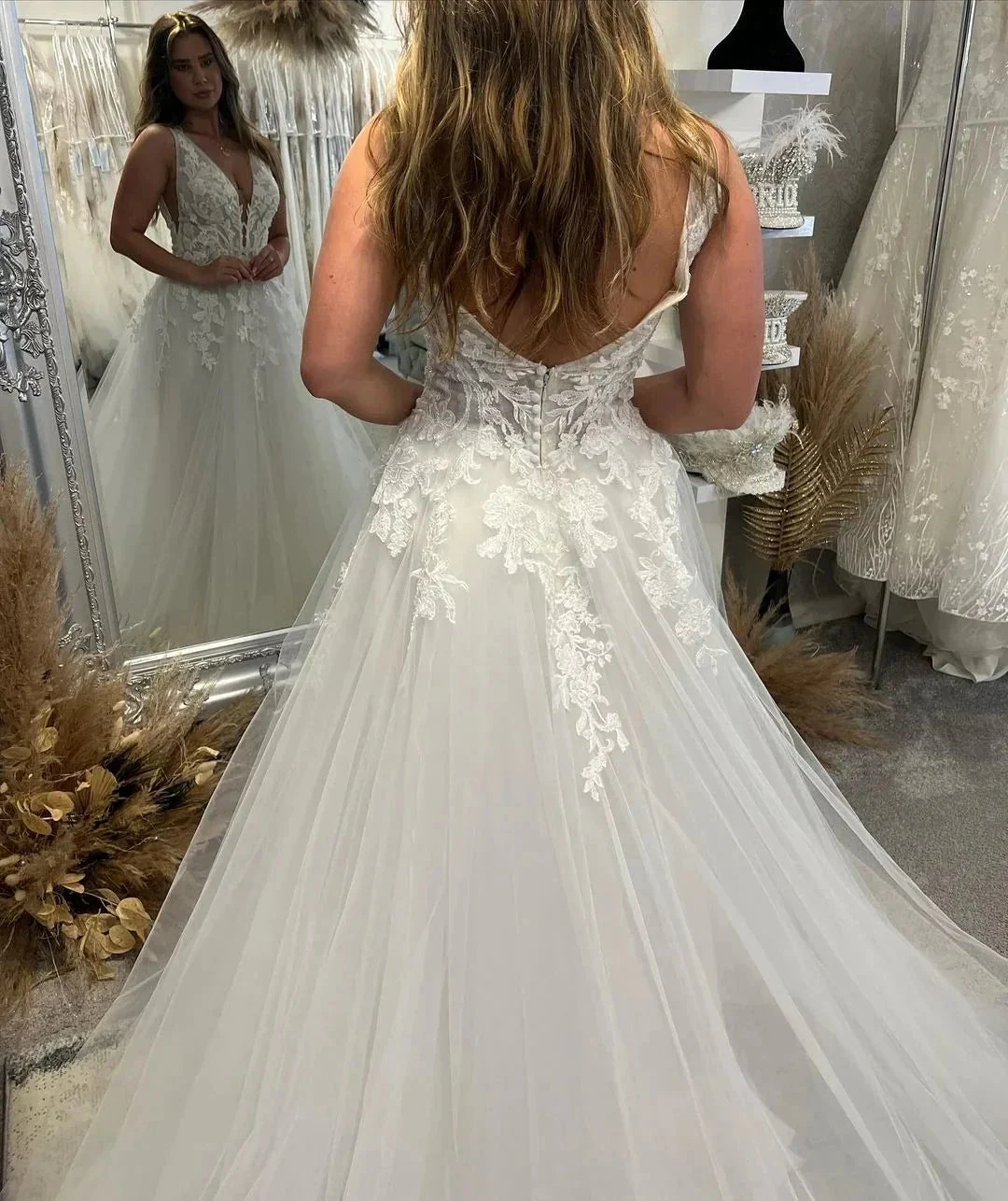 Elegant Floor Length V-Neck Sleeveless A-Line Tulle Wedding Dress with Appliques - Image 2