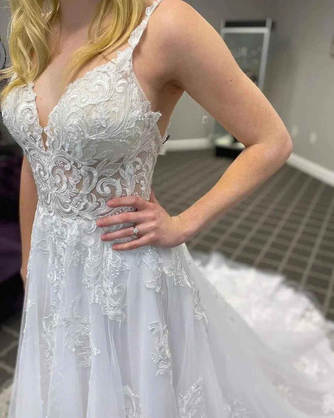Elegant Long A-line V-neck Appliques Lace Tulle Backless Wedding Dress - Image 3