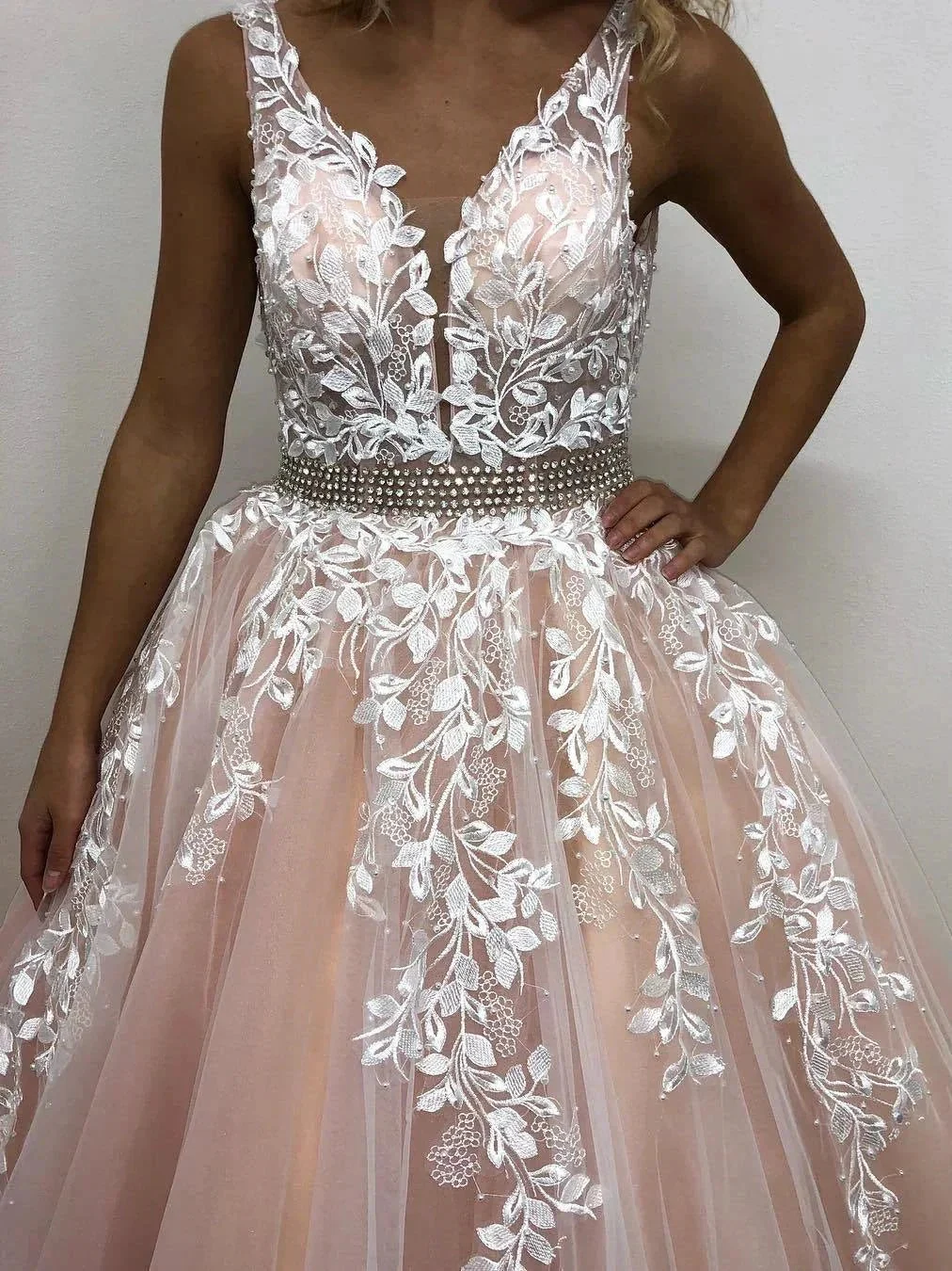 Elegant Long A-line V-neck Tulle Lace Backless Formal Prom Dresses - Image 3