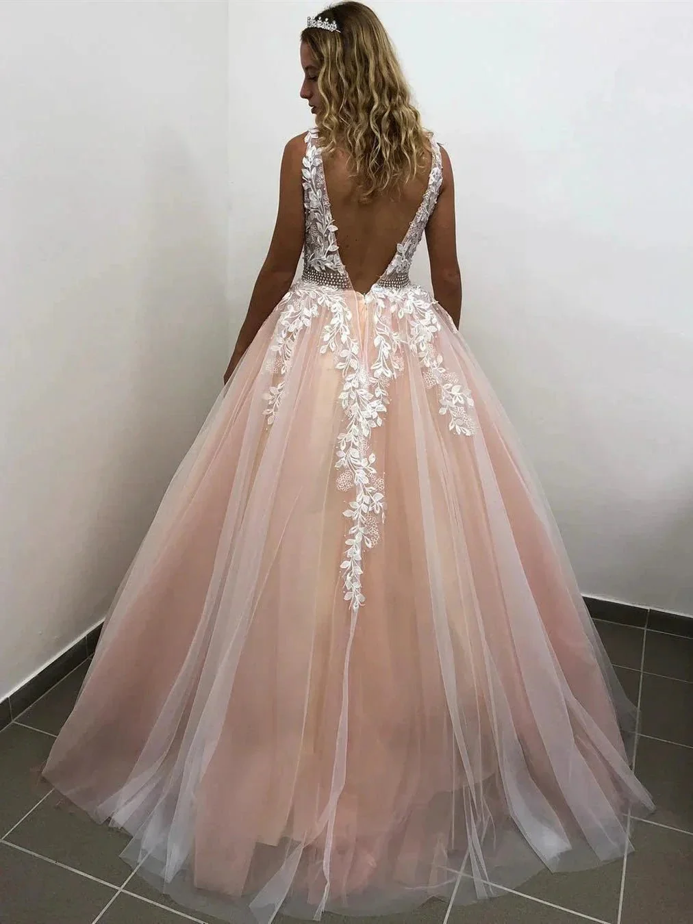 Elegant Long A-line V-neck Tulle Lace Backless Formal Prom Dresses - Image 4